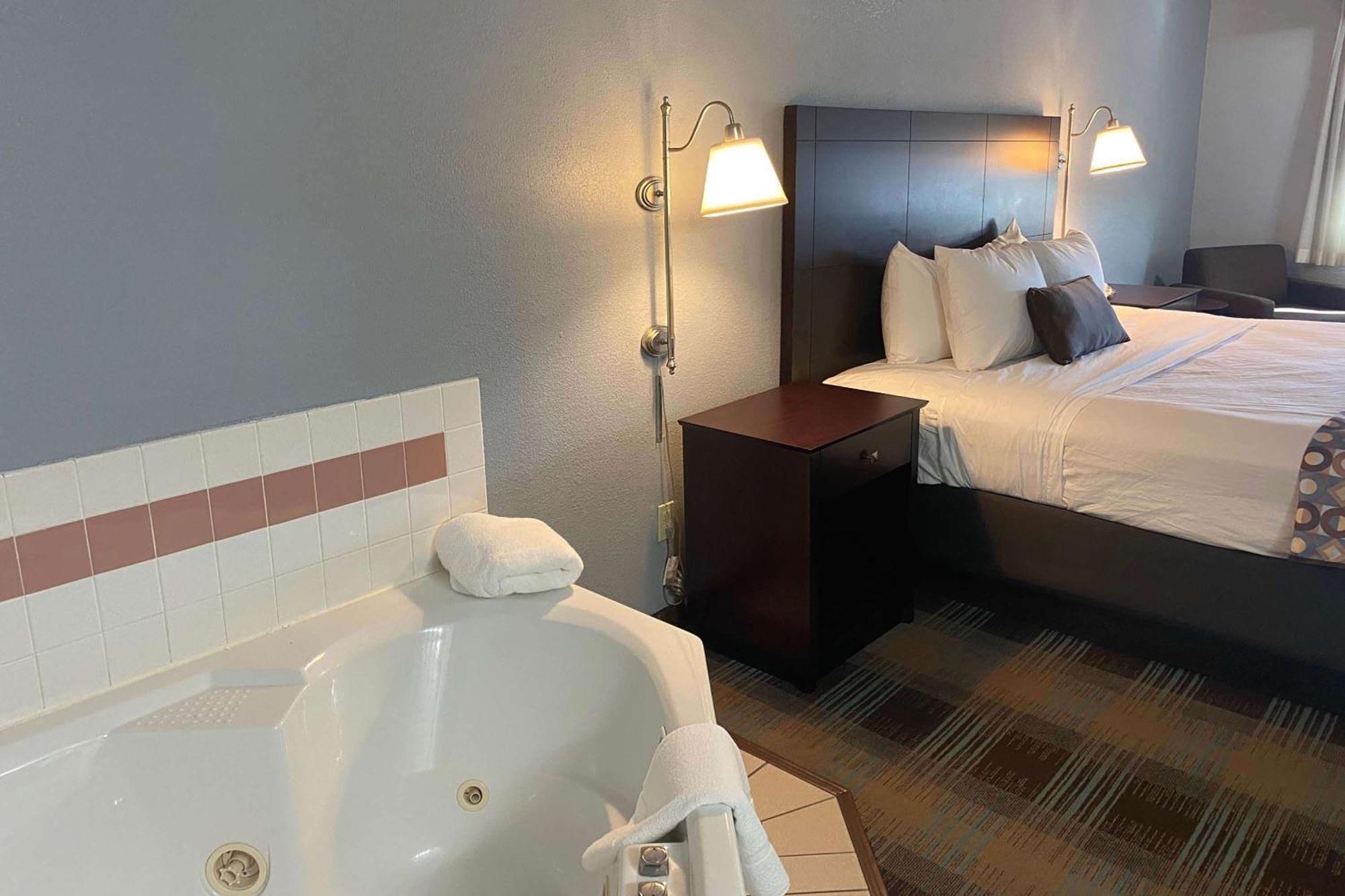 Baymont By Wyndham Danville Il Екстериор снимка